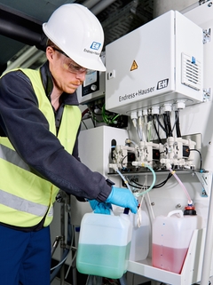 Liquiline Control CDC90 pulisce e tara automaticamente i sensori di pH e Redox.
