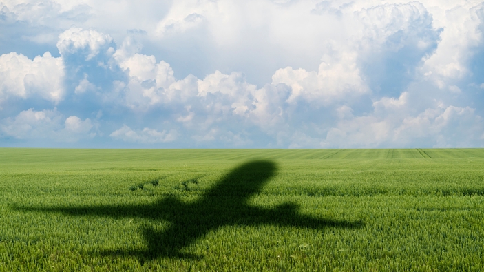 Flugzeugschatten auf einem Acker