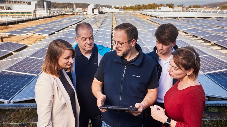 Endress+Hauser employees on the roof in front of the solar system.