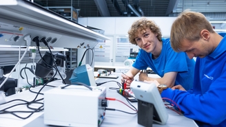 Endress+Hauser möchte unter anderem durch die Ausbildung junger Menschen der sozialen Verantwortung gerecht werden.