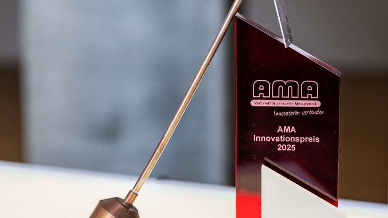 Das Proline Prosonic Flow P 500 Durchflussmessgerät mit dem AMA Innovationspreis.