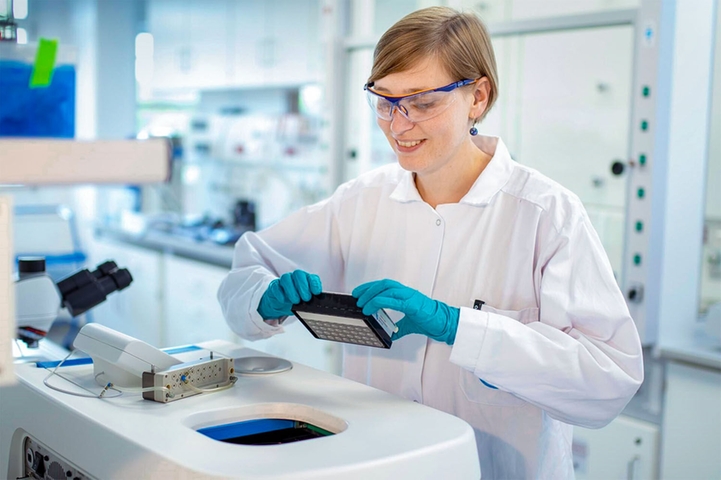 In einem Kompetenzzentrum erforscht das Unternehmen biotechnologische Ansätze.