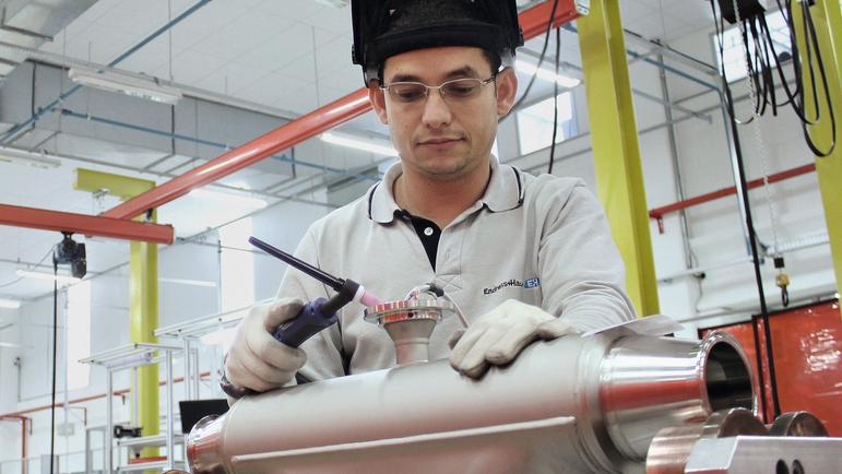 Employee assembling flow measurement device at division Itatiba/Brazil.