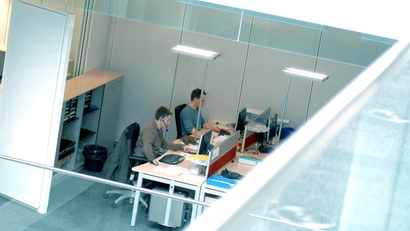 Immagine dall'alto di due ingegneri che lavorano alla loro scrivania