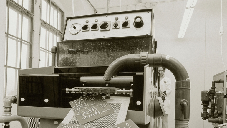 1960 : Les transistors peu encombrants remplacent les tubes électroniques. 1960 : Les transistors peu encombrants remplacent les tubes électroniques.
