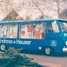 1960 : Exposition sur roues : un minibus apporte la gamme de produits au client.
