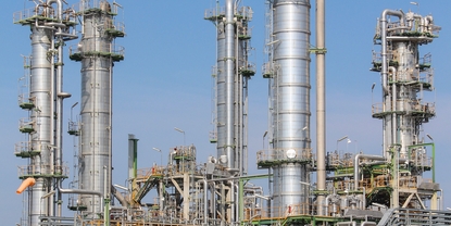 Destillations-Kolonne in der Chemieanlage