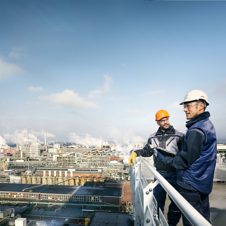 Nahaufnahme eines Technikers in einem Chemiewerk