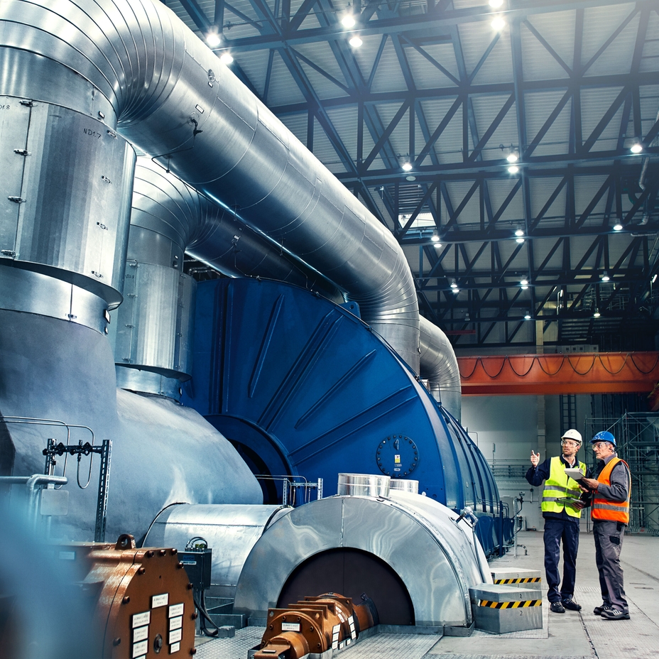 Nahaufnahme eines Technikers vor einer Turbine in einem Kraftwerk
