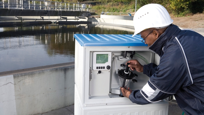 Automatische Probenahme von Abwasser in einer Kläranlage mit dem Probenehmer Liquistation CSF48