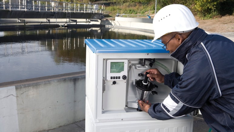 Campionamento automatico dell'acqua in un impianto di trattamento delle acque reflue con il campionatore Liquistation CSF48.