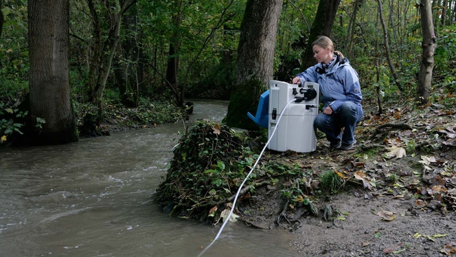 Automatische Probenahme an einem Fluss mit dem tragbaren Liquiport CSP44 Probenehmer
