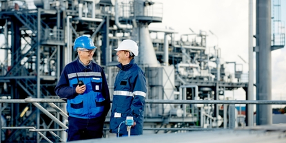 A customer and an Endress+Hauser engineer at a refinery.
