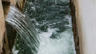 Auslauf einer industriellen Abwasseraufbereitungsanlage