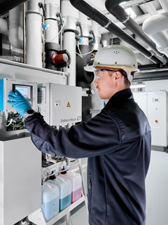 Liquiline Control CDC90 pulisce e tara automaticamente i sensori di pH e Redox.