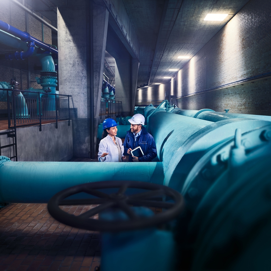 Techniker vor einem Wasserverteilnetz