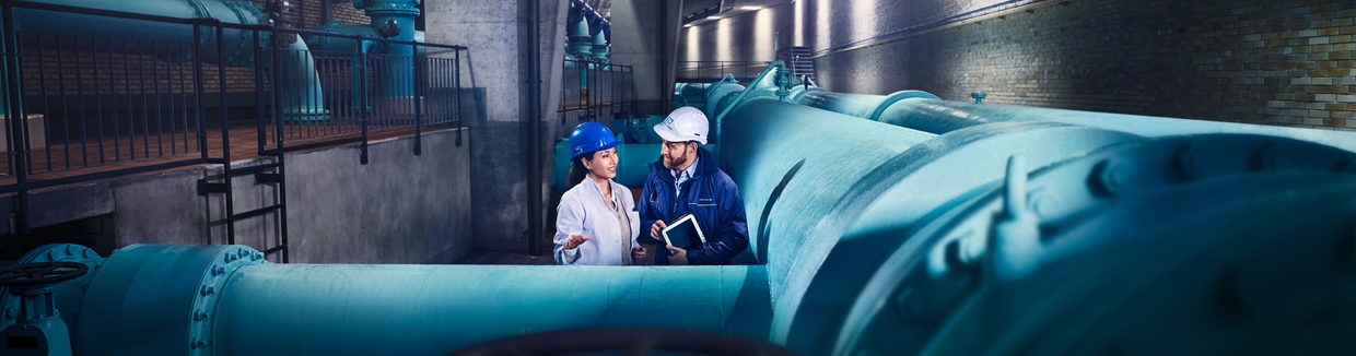 Ingénieur devant une usine de traitement des eaux usées