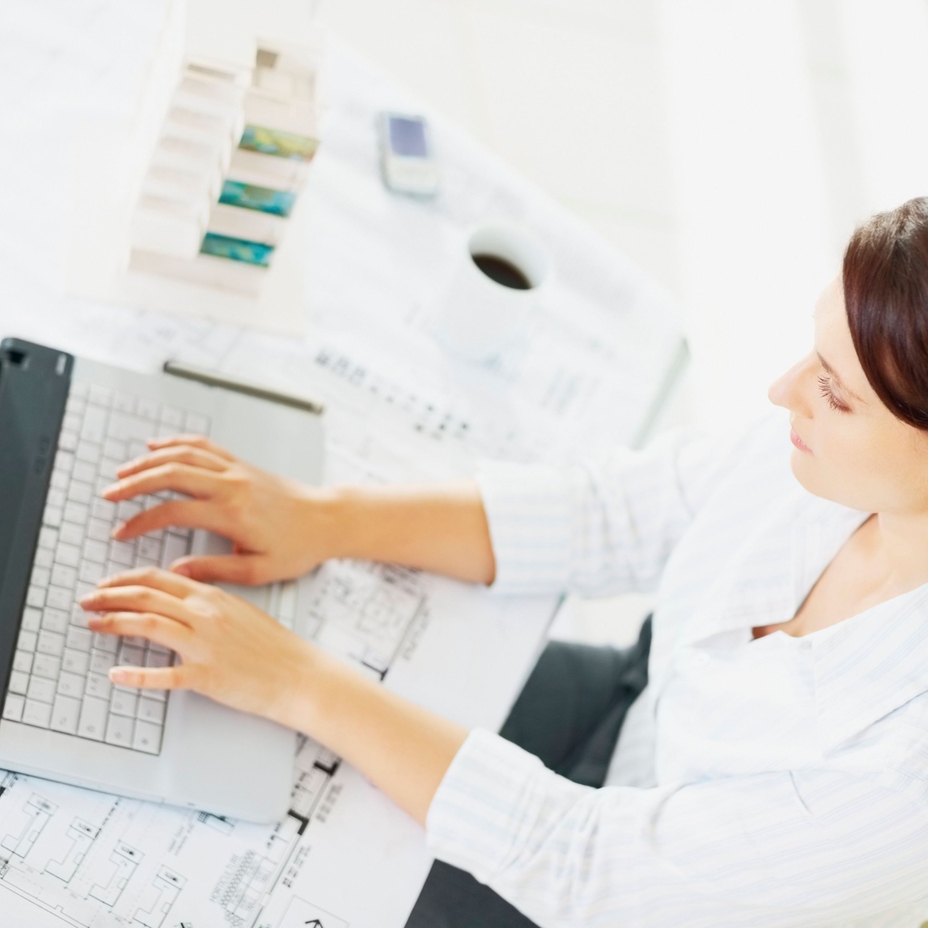 Chemieingenieur bei der Arbeit am Laptop