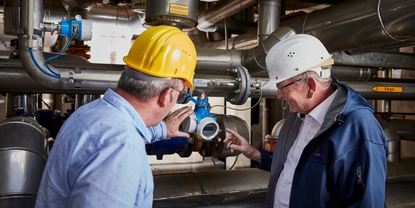 Un client et un ingénieur Endress+Hauser dans une raffinerie