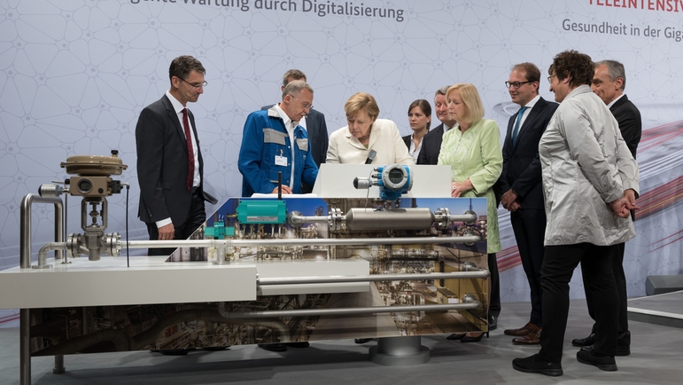 Endress+Hauser ha presentato le opportunità di digitalizzazione al Cancelliere Angela Merkel.