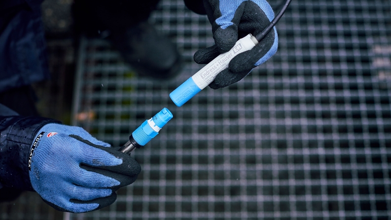 Der Liquiline Compact CM82 ist der kleinste Messumformer für Memosens-Sensoren. Der Liquiline Compact CM82 ist der kleinste Messumformer für Memosens-Sensoren.