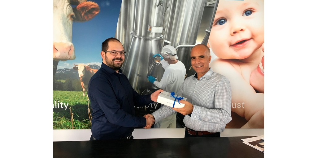 Übergabe des iPad mini Gewinner des iPad mini