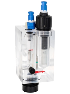 Digitaler Sensor für freies Chlor Memosens CCS51D eingebaut in die Durchflussarmatur CCA250 mit pH-Sensor
