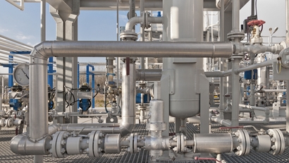 Nahaufnahme der Erdgasverarbeitungsausrüstung in einer Flüssiggasanlage