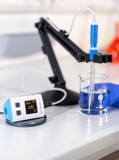 Liquiline Mobile sur un chargeur inductif en laboratoire