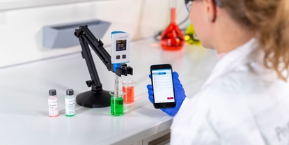 CML18 con smartphone in laboratorio