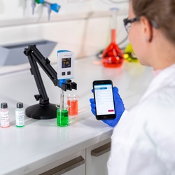 CML18 mit Smartphone im Labor