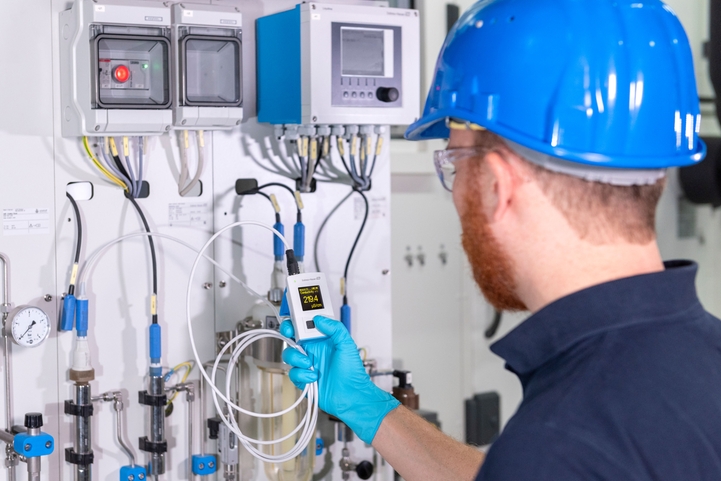 Labormitarbeiter überprüft ph-Werte im Labor