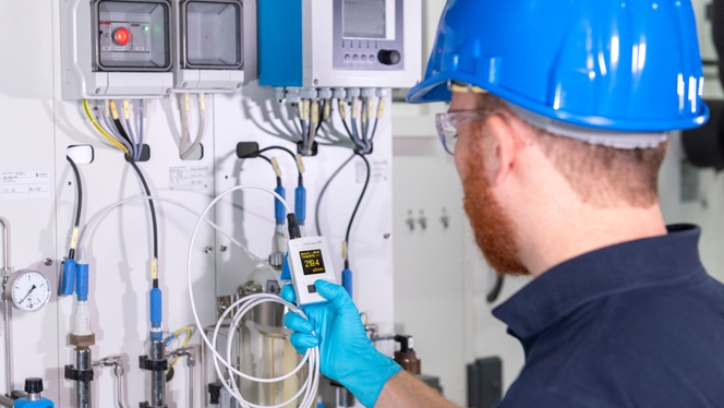 Labormitarbeiter überprüft ph-Werte im Labor