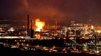 Impianto di produzione dell'acciaio, vista notturna