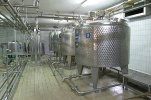 Serbatoi di stoccaggio del latte nella produzione lattiero-casearia