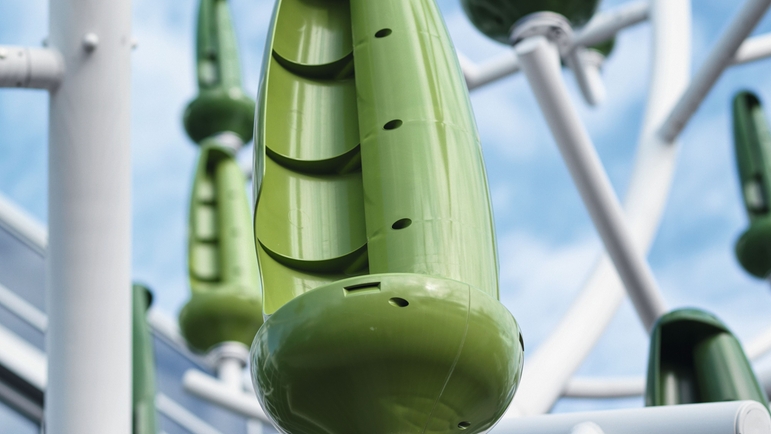 Die blattförmigen Turbinen des Windbaums.