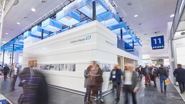 Endress+Hauser Stand an einer Messe von aussen betrachtet.