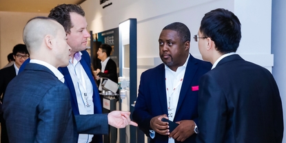 Rencontres entre les conférenciers industriels et les participants lors d'un colloque