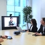 Clienti che guardano un seminario online di Endress+Hauser in una sala riunioni