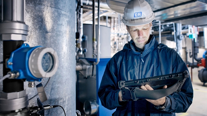 Temperaturtransmitter iTEMP TMT142B neben einem Endress+Hauser Mitarbeiter im Einsatz