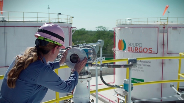 Femme avec un appareil Endress+Hauser sur le site de Grupo Burgos