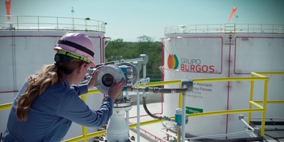 Donna con un dispositivo Endress+Hauser presso lo stabilimento del Grupo Burgos