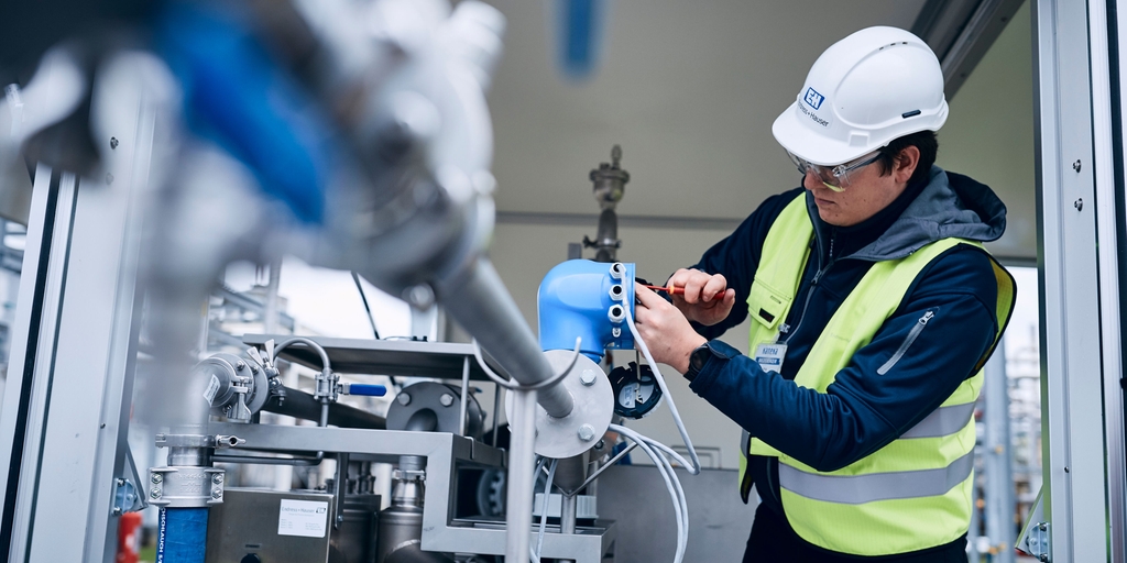 Tecnico di Endress+Hauser effettua una taratura della strumentazione di misura della portata