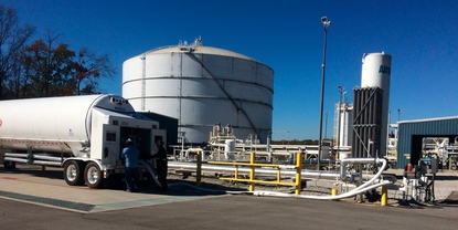 Carico di LNG in autocisterne in impianto su piccola scala
