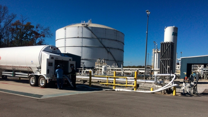 Small scale LNG truck loading