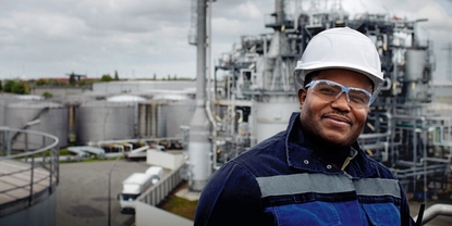 Techniker vor einer Anlage in der Öl- und Gasindustrie