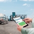 Homme avec un iPad devant une usine alimentaire