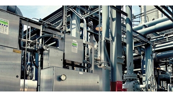 Produktbild eines TDLAS-Gasanalysators in einem Gehäuse in einer Ölraffinerie