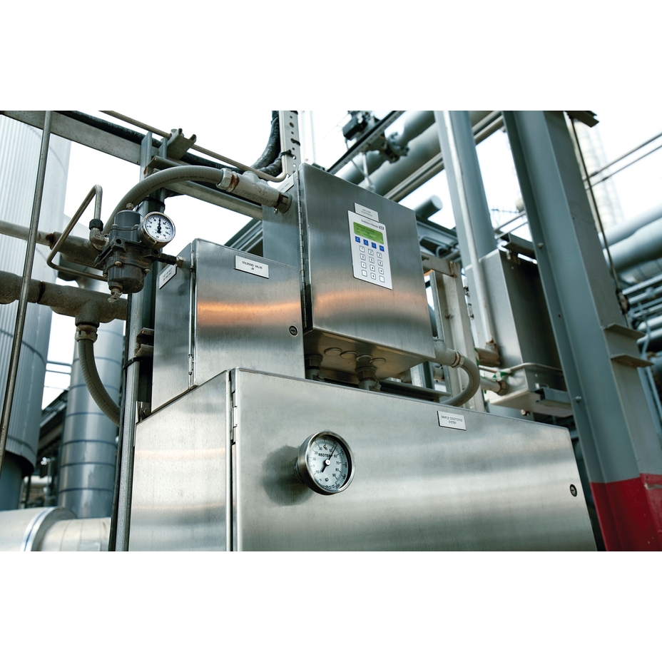 SS100 in 4-sided shelter from Endress+Hauser installed at gas plant