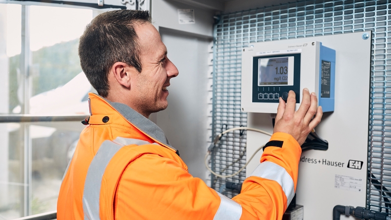 Opérateur avec un transmetteur Liquiline pour analyse liquide